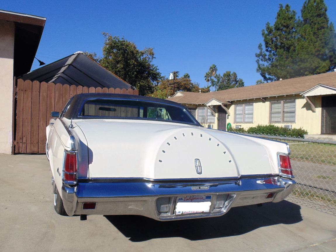 1970_Lincoln_Mark_III_Coupe_Back_End