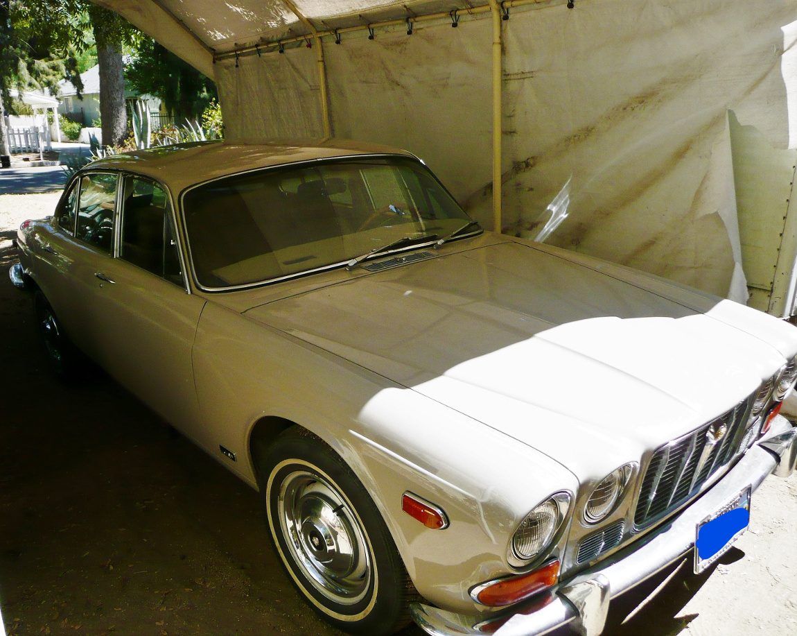 1971_Jaguar_XJ6_Sedan_Ascot_Fawn_Lacquer_Paintjob_Classic_Car